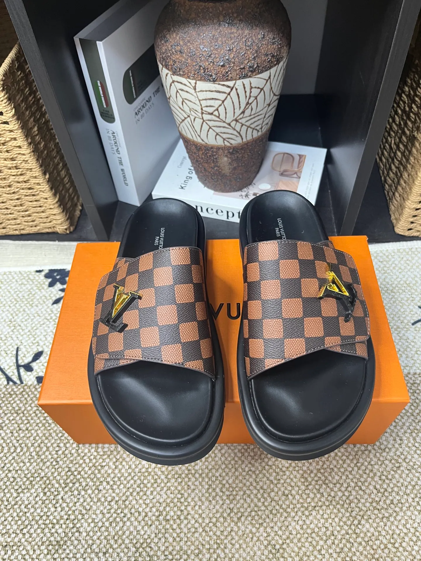 P340 [New Style] [LOUIS VUITTON] Louis Vuitton, LV printing, men's and women's slippers are now on the market, packed in drawer boxes with cloth bags and cards, the upper pattern looks very soft and waxy, and is a super versatile leg slimming tool. Fabric: imported denim/canvas/old fabric, LV hardware LOGO, official website pattern printing, comfortable to wear, feet: high-elastic PU water table. Sole: foam sole, heel height: about 5cm. Code number: 35-46, 35, 45, 46 are custom-made and non-returnable. Color: multiple colors and styles available.
